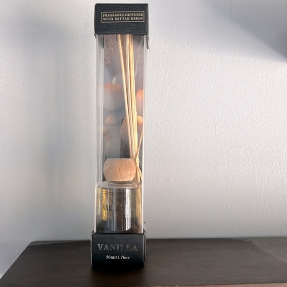 Fragrance diffuser with rattan reeds NIB. - Picture 1 of 6